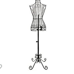 Adjustable dress form mannequin
